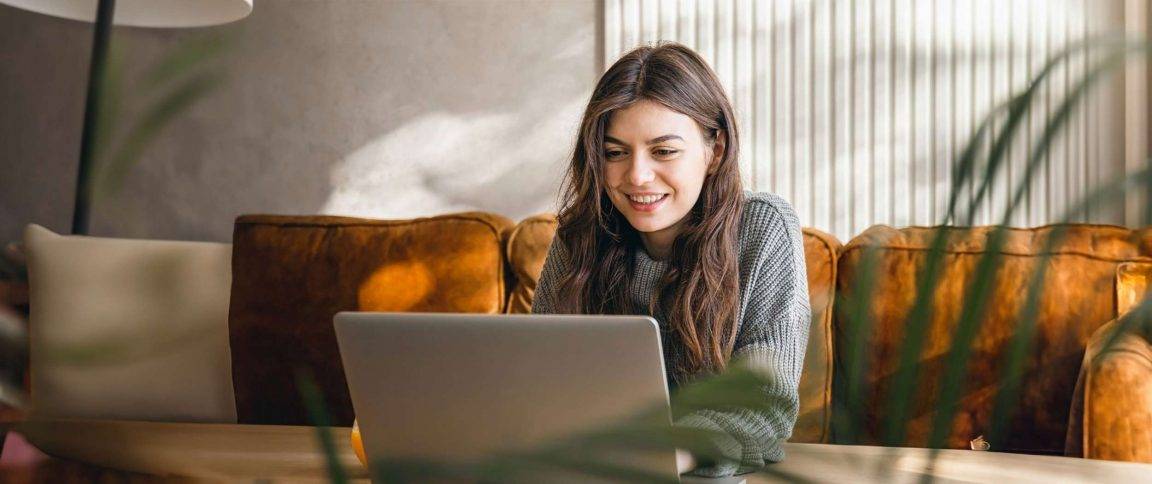 Jeune femme faisant ses démarches administratives sur ordinateur